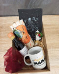 Poklon box koji sadrzi solju, notese, ceger i vino