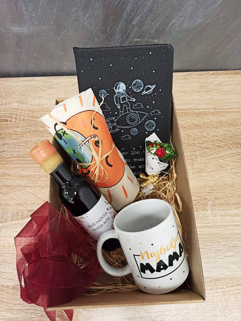 Poklon box koji sadrzi solju, notese, ceger i vino