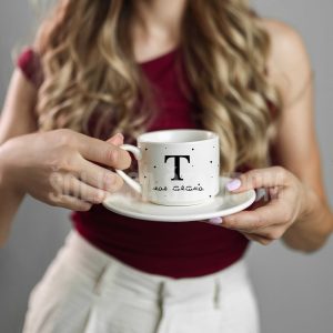 Šolja sa tacnom sa natpisom T kao tetka sa tufnicama