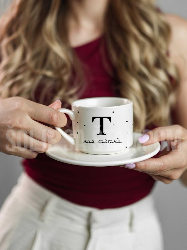 Šolja sa tacnom sa natpisom T kao tetka sa tufnicama