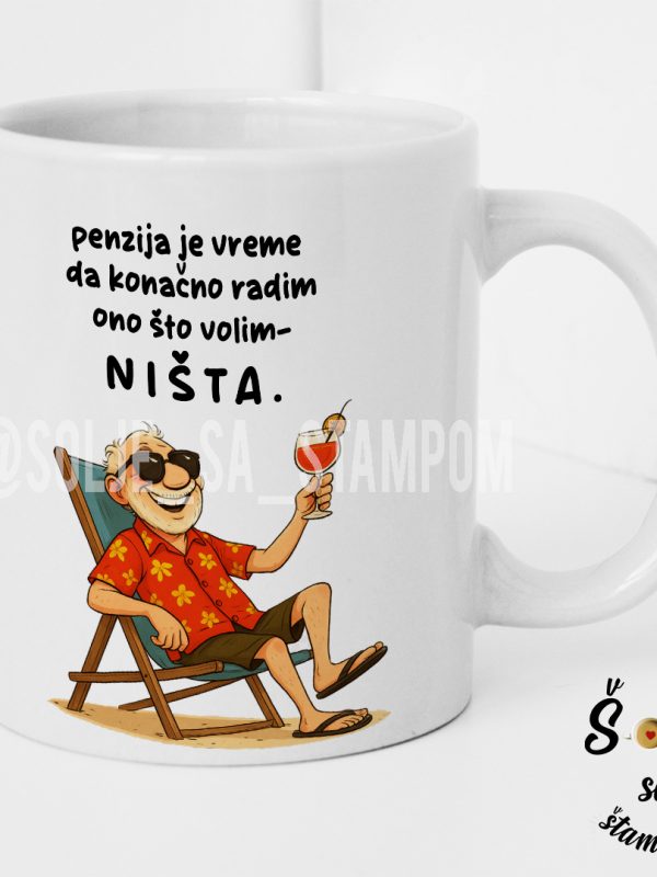 Muskarac koji uyiva na plazi i ne radi nista jer je u penyiji, solja za caj