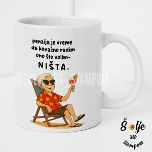 Šolja za čaj sa ilustracijom žene koja uživa i pije piće