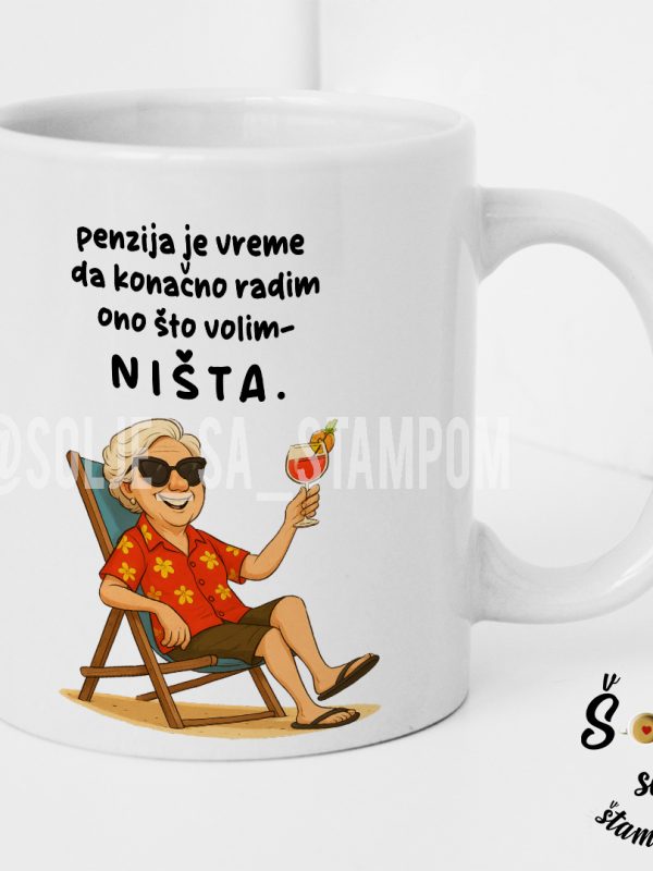 Šolja za čaj sa ilustracijom žene koja uživa i pije piće