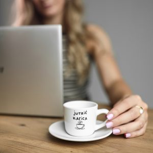 Espresso šolja sa natpisom jutric, kafica