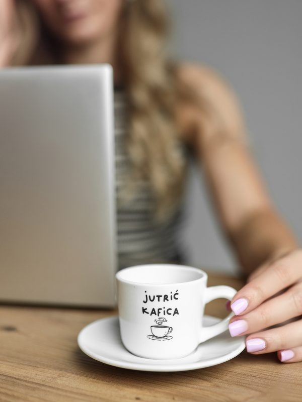 Espresso šolja sa natpisom jutric, kafica