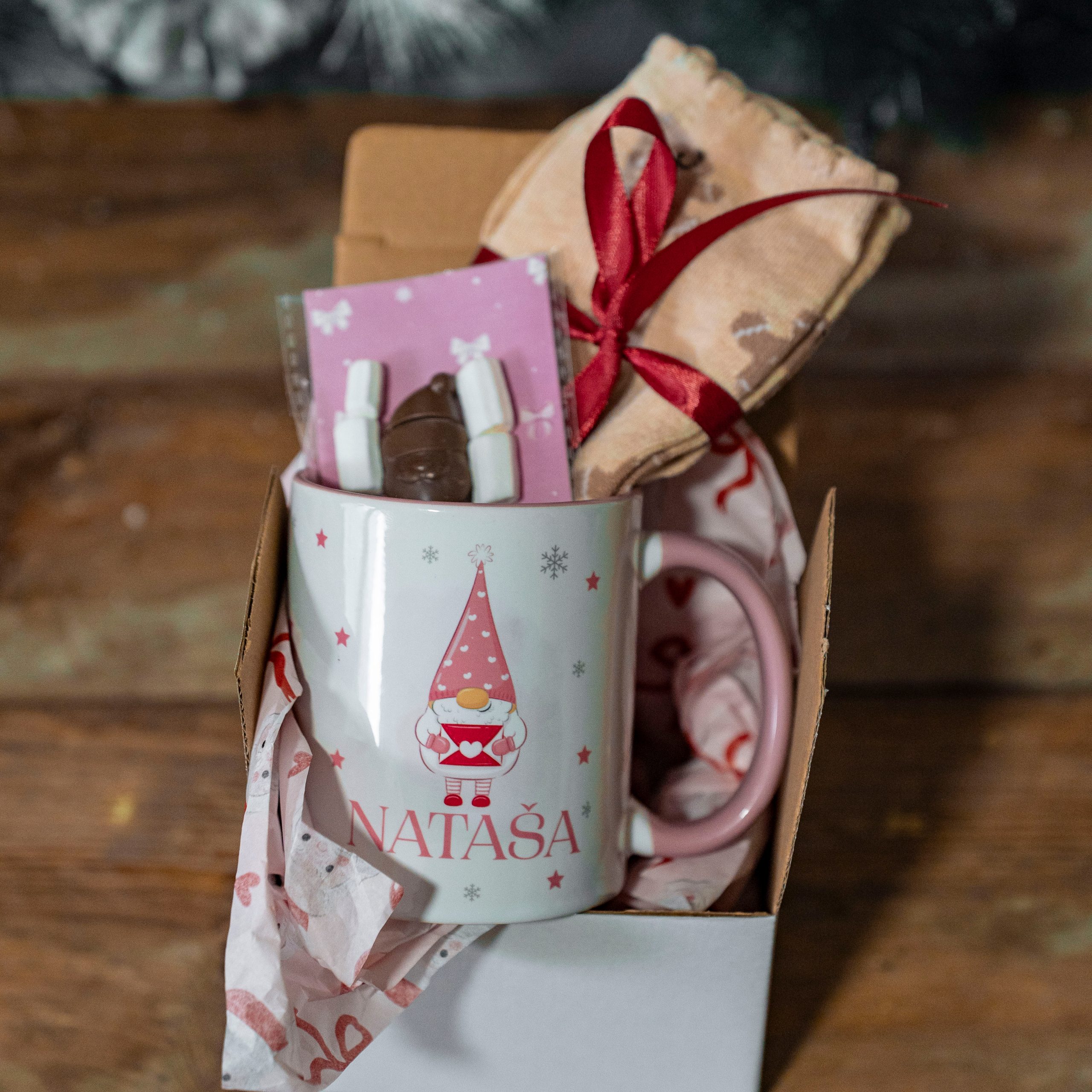 deda-mraz2 Šolaj sa imenom u setu sa čokoladicom i čarapama