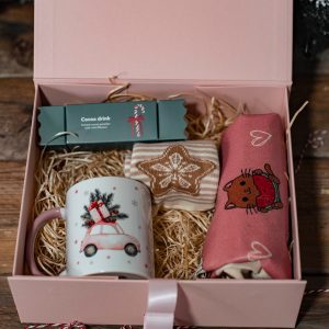 Roze kutija sa poklonima unutra