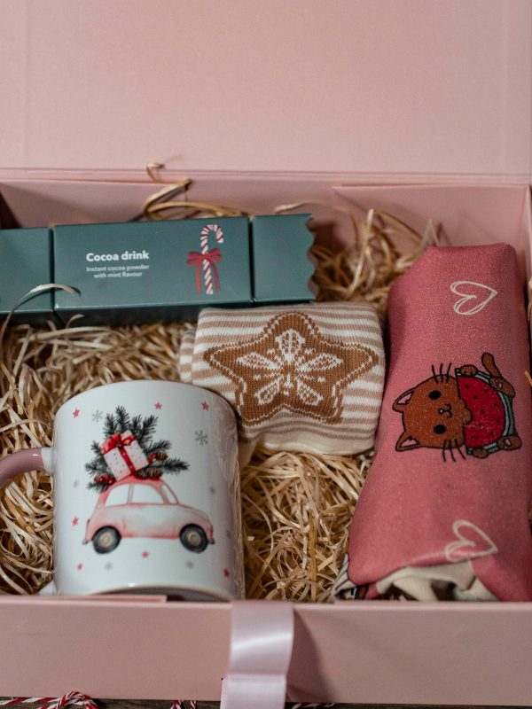 Roze kutija sa poklonima unutra