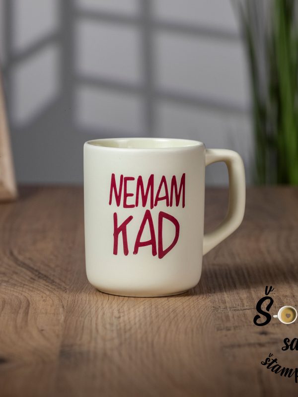 Pastelno žuta sa natpismo Nemam kad